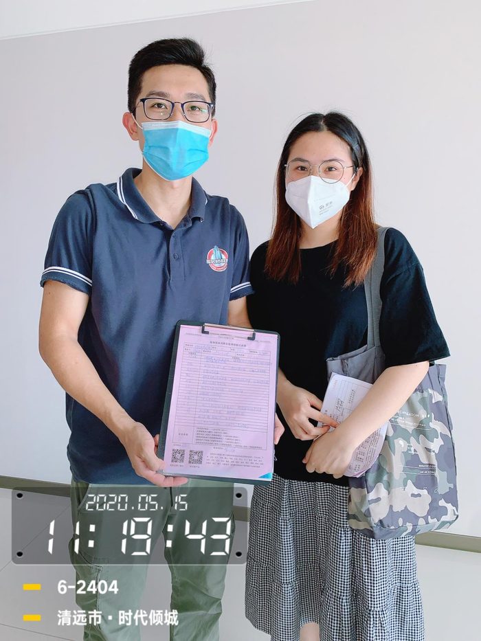 验房师现场向业主讲解并交付验房报告